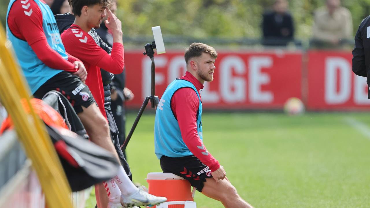 Jan Thielmann sitzt beim Training des 1. FC Köln am Rand.