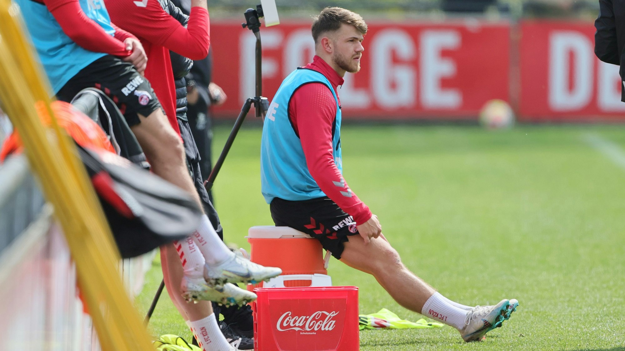 Jan Thielmann sitzt beim Training des 1. FC Köln am Rand.