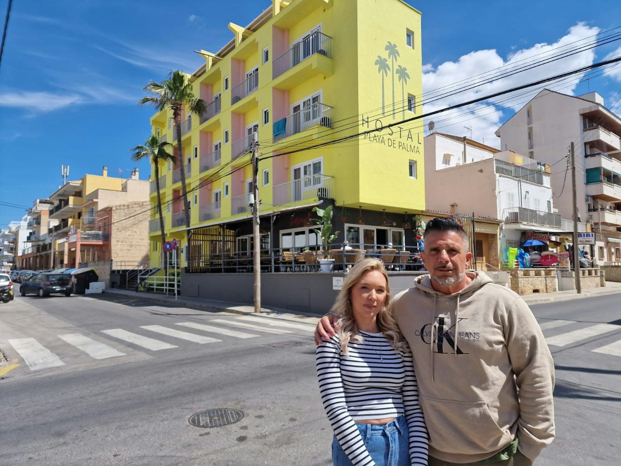 Das „Goodbye Deutschland“-Paar Marco und Tamara Gülpen vor seinem Hostal auf Mallorca.