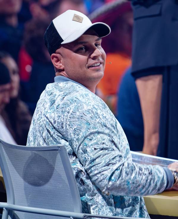 Juror Pietro Lombardi sitzt auf seinem Platz bei der ersten Live-Sendung der Castingshow „Deutschland sucht den Superstar 20“.