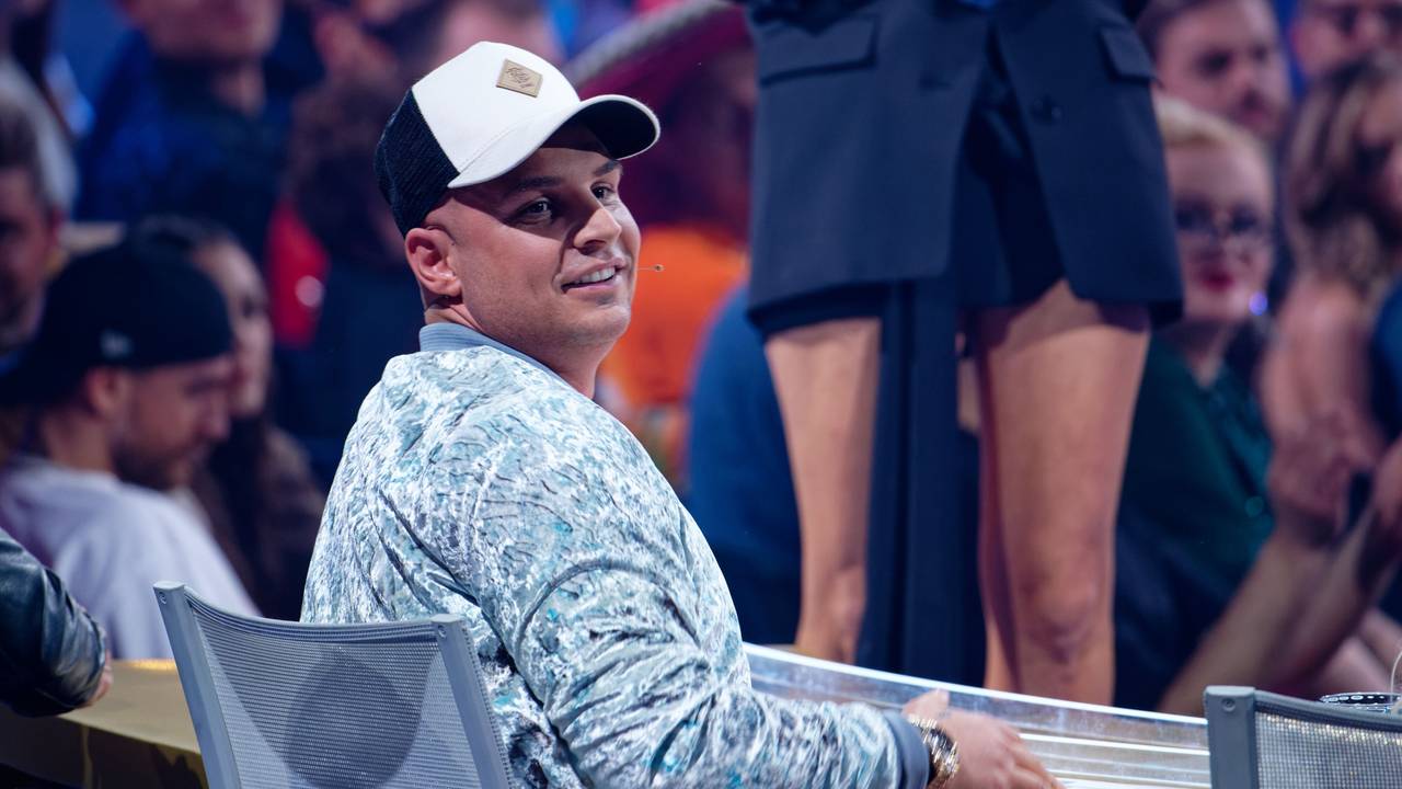 Juror Pietro Lombardi sitzt auf seinem Platz bei der ersten Live-Sendung der Castingshow „Deutschland sucht den Superstar 20“.