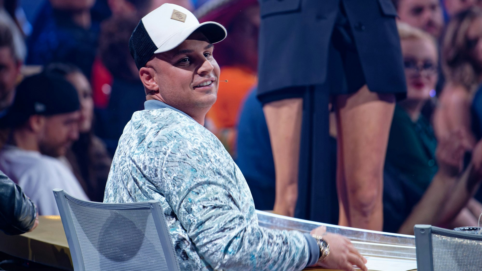 Juror Pietro Lombardi sitzt im April 2023 auf seinem Platz bei der ersten Live-Sendung der Castingshow DSDS.