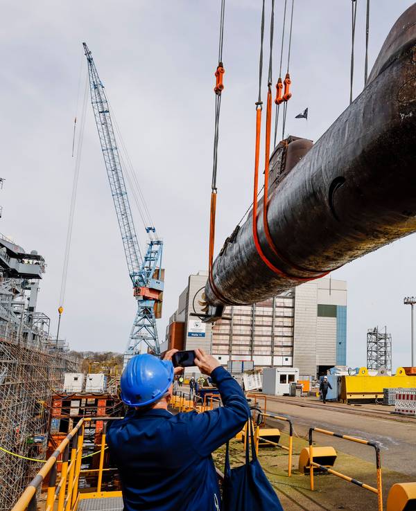 Das Unterseeboot U17 wird auf der Werft von Thyssen Krupp Marine Systems ins Trocken-Dock transportiert.