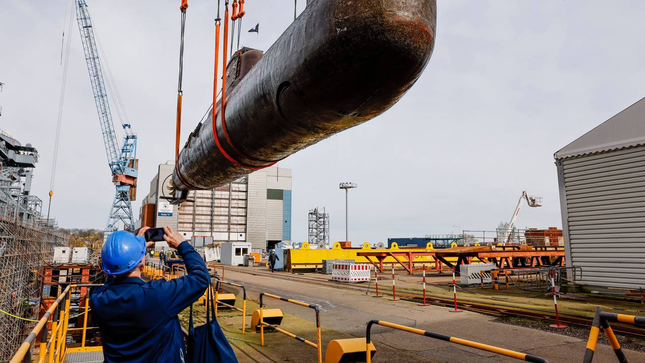 Das Unterseeboot U17 wird auf der Werft von Thyssen Krupp Marine Systems ins Trocken-Dock transportiert.