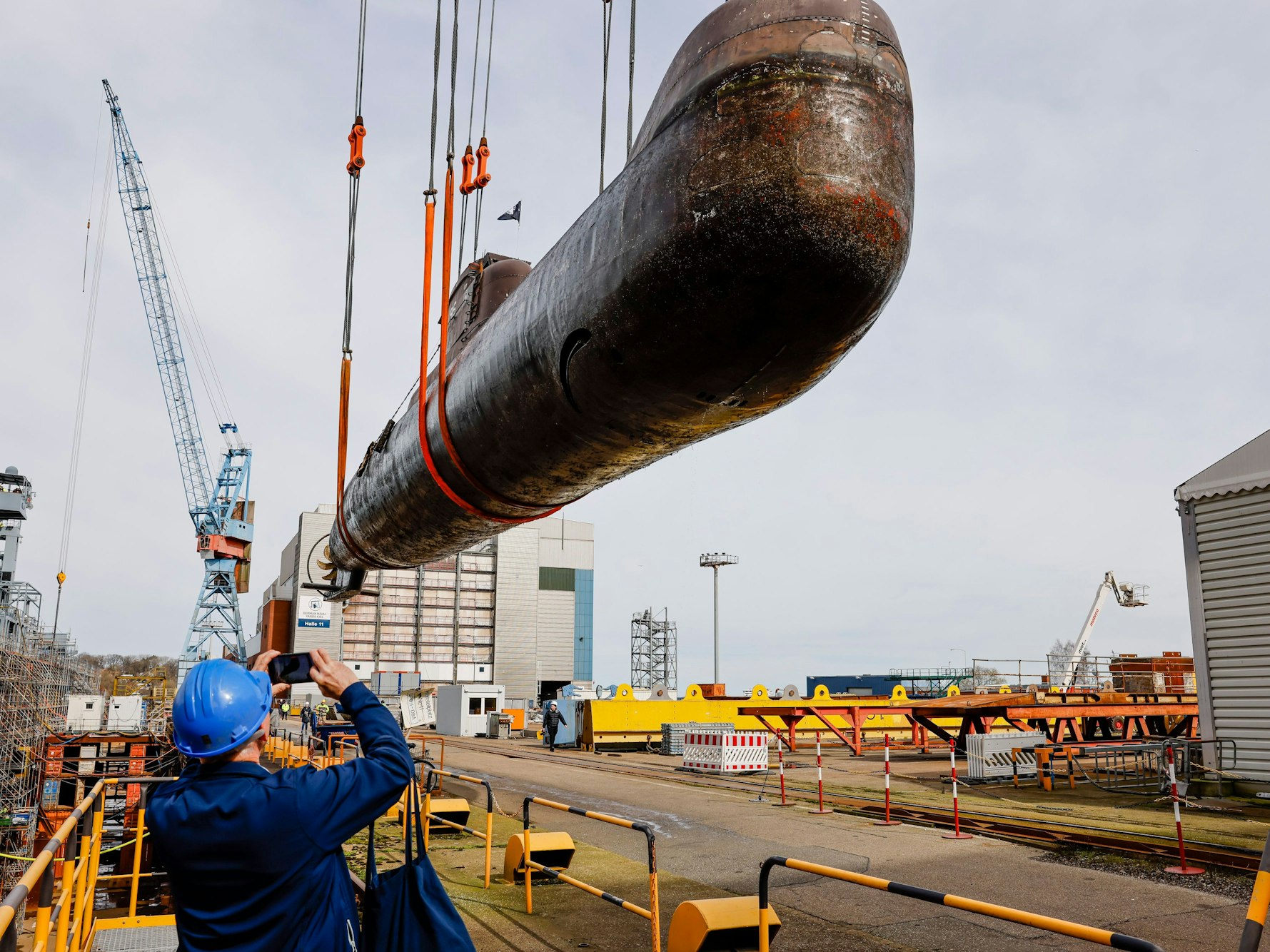 Das Unterseeboot U17 wird auf der Werft von Thyssen Krupp Marine Systems ins Trocken-Dock transportiert.