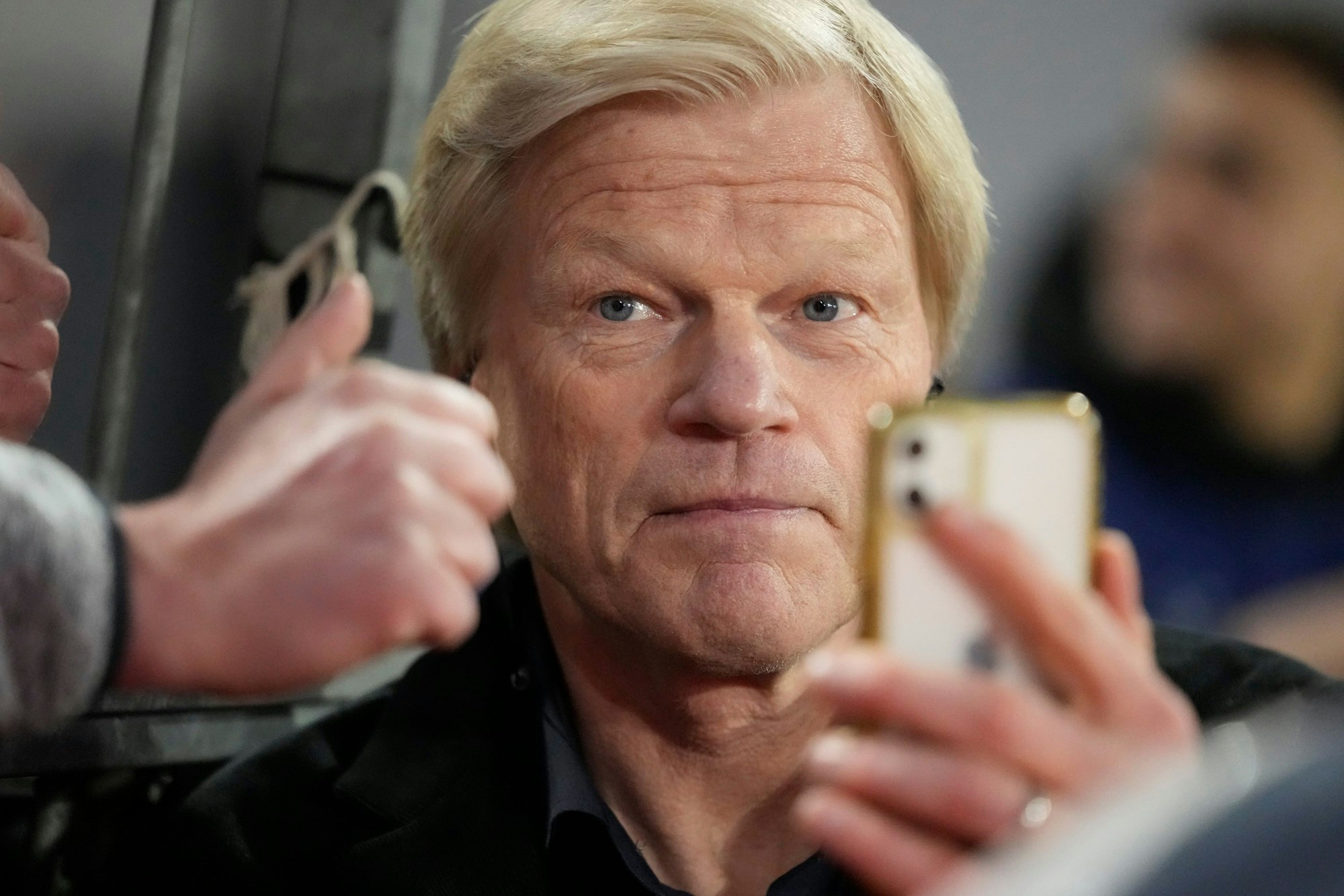 Oliver Kahn erfüllte vor dem Anpfiff die Selfie-Wünsche einiger Fans.