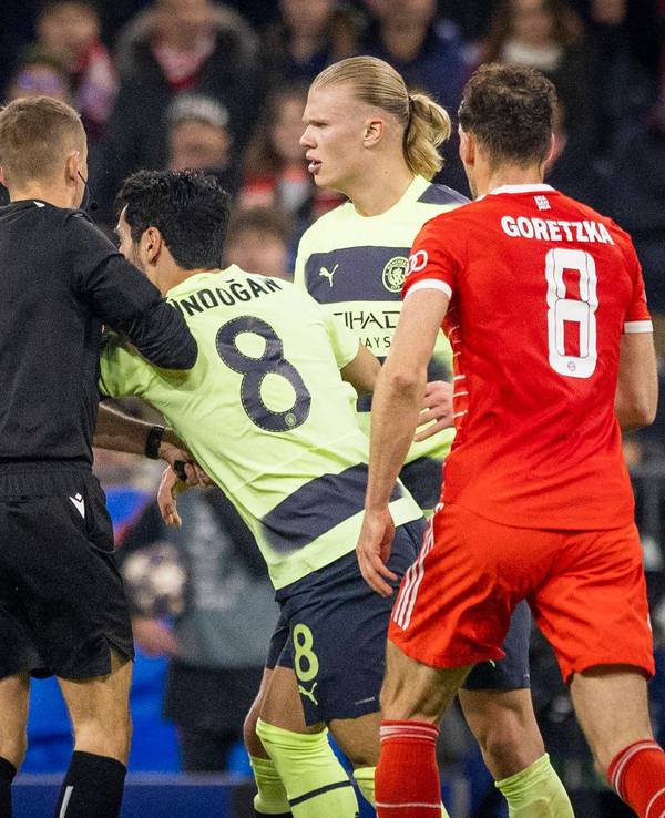 Ilkay Gündogan und Joshua Kimmich zoffen sich auf dem Platz.
