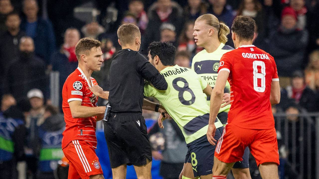 Ilkay Gündogan und Joshua Kimmich zoffen sich auf dem Platz.