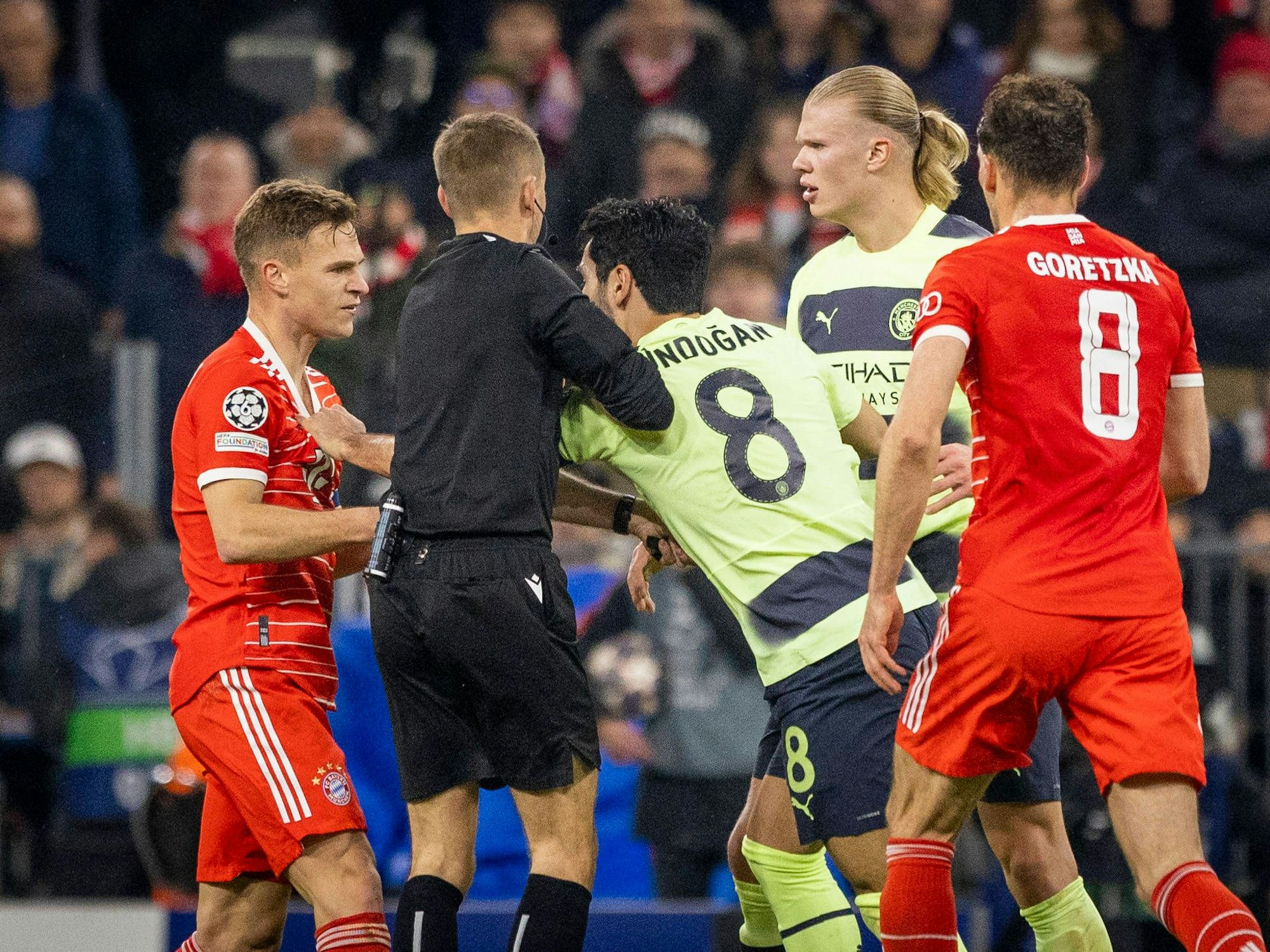 Ilkay Gündogan und Joshua Kimmich zoffen sich auf dem Platz.