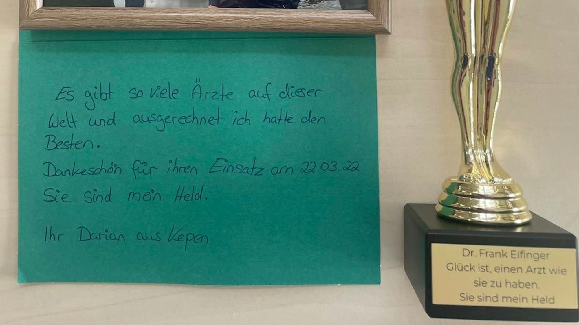 Ein Oscar und ein Zettel liegen auf einem Tisch.