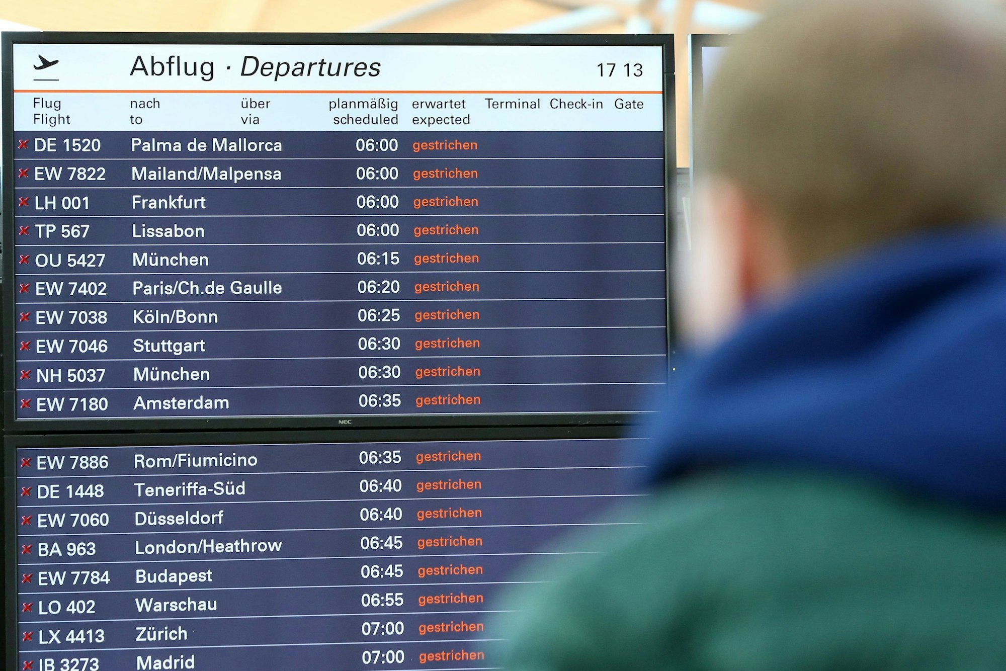 Flugausfälle werden am 26. März 2023 im Terminal 1 im Flughafen Hamburg auf einer Anzeigetafel angezeigt.