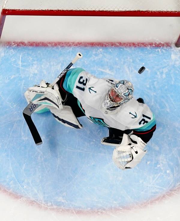 Philipp Grubauer (31), Torwart der Seattle Kraken, sieht den Puck über seinen Kopf fliegen.