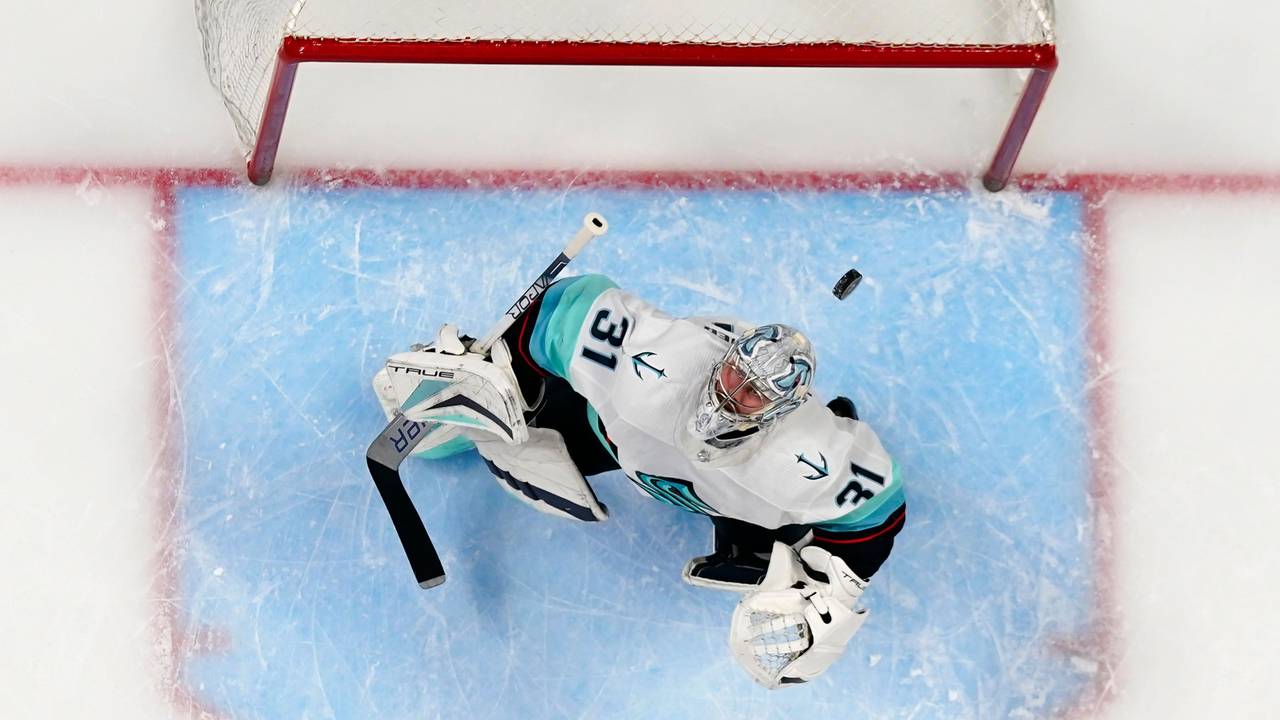 Philipp Grubauer (31), Torwart der Seattle Kraken, sieht den Puck über seinen Kopf fliegen.