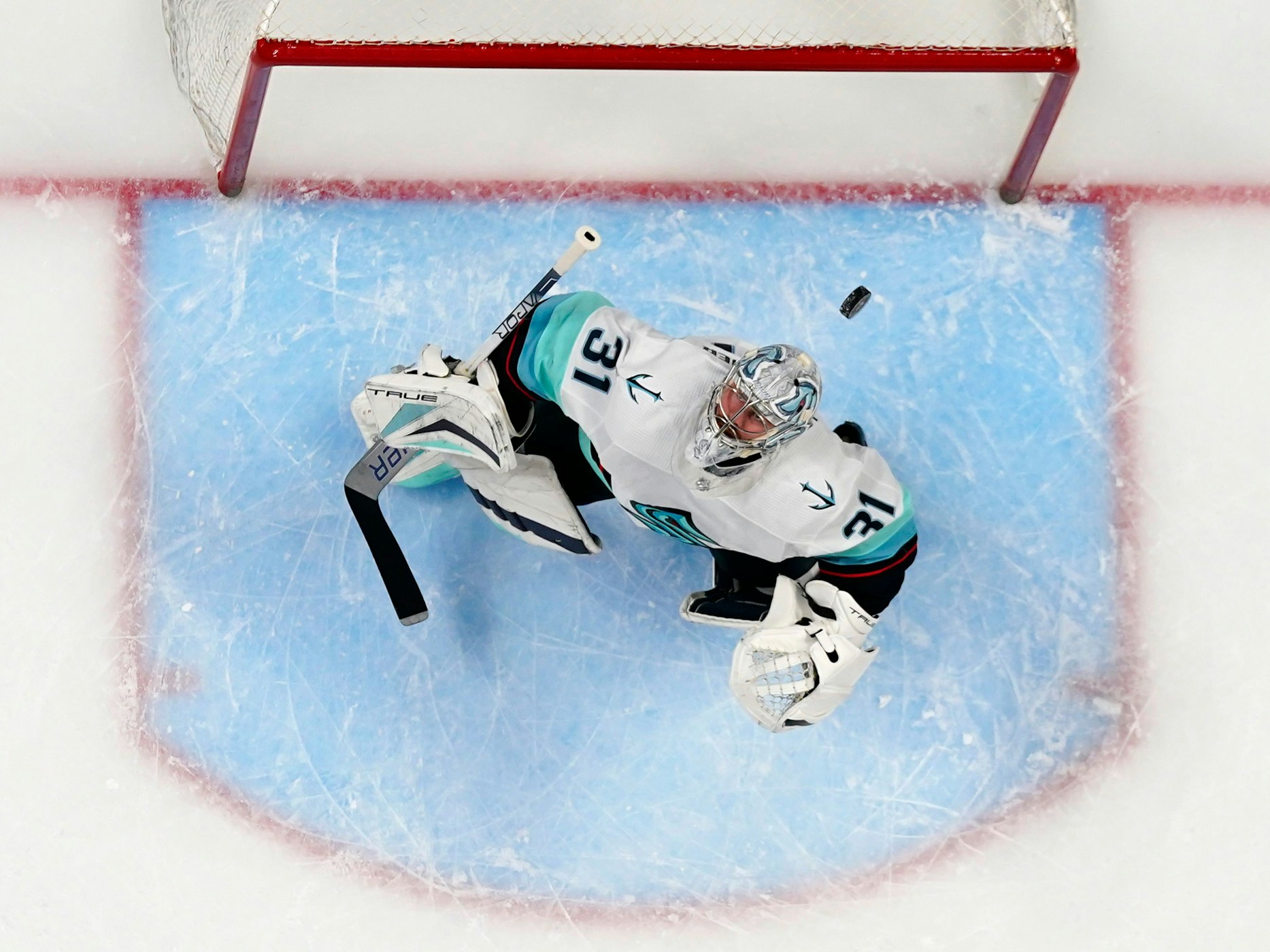Philipp Grubauer (31), Torwart der Seattle Kraken, sieht den Puck über seinen Kopf fliegen.