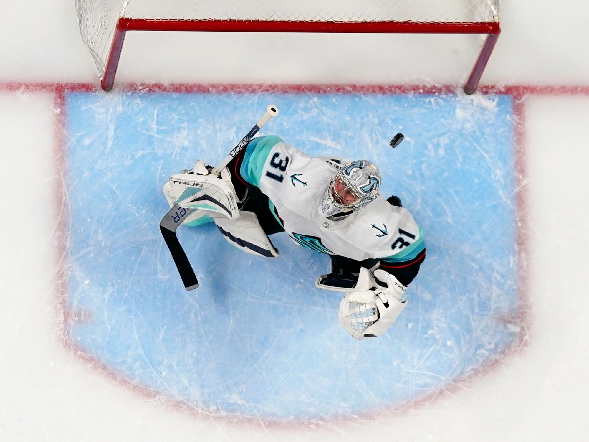 Philipp Grubauer (31), Torwart der Seattle Kraken, sieht den Puck über seinen Kopf fliegen.