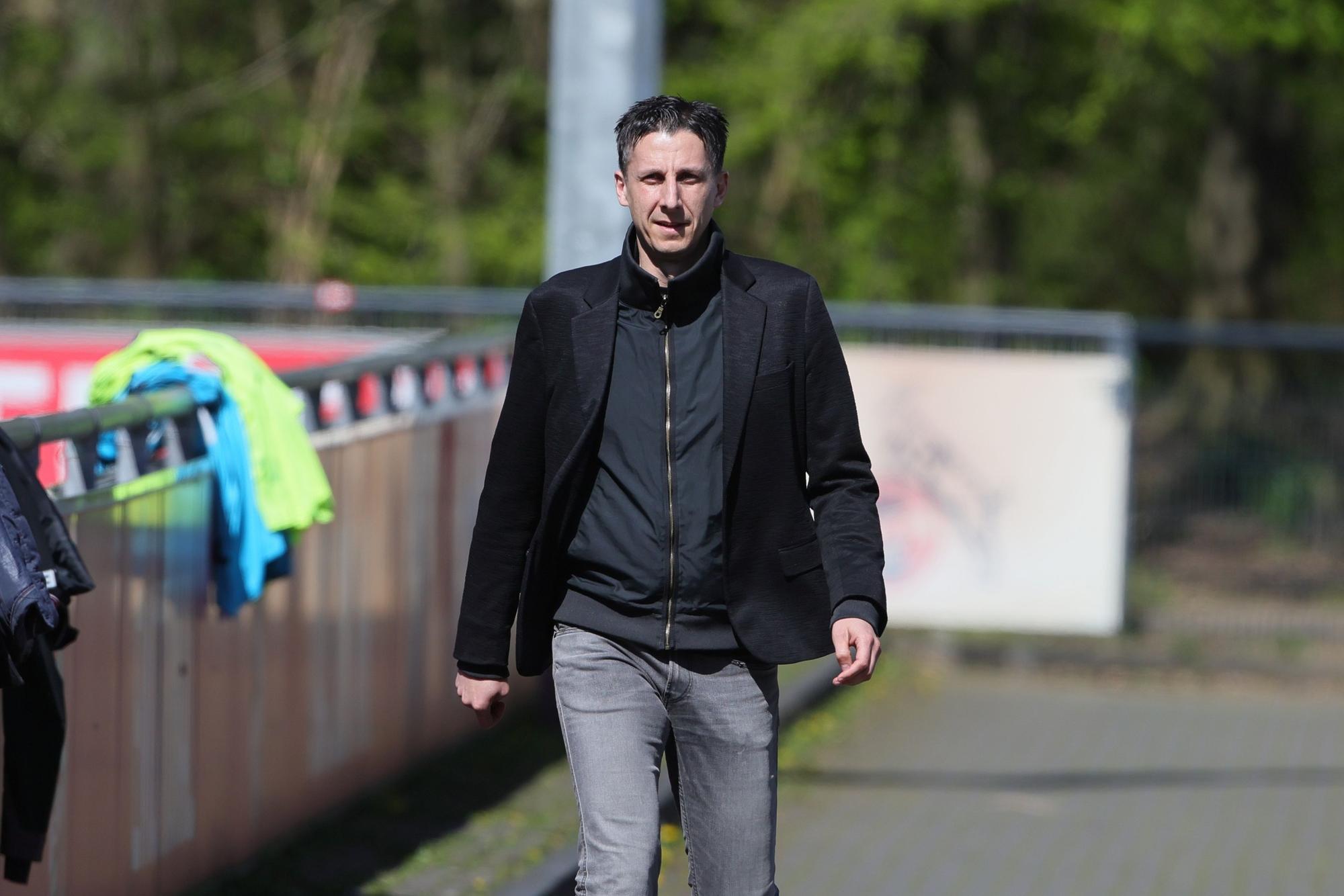 Christian Keller geht am Geißbockheim zum Training des 1. FC Köln.