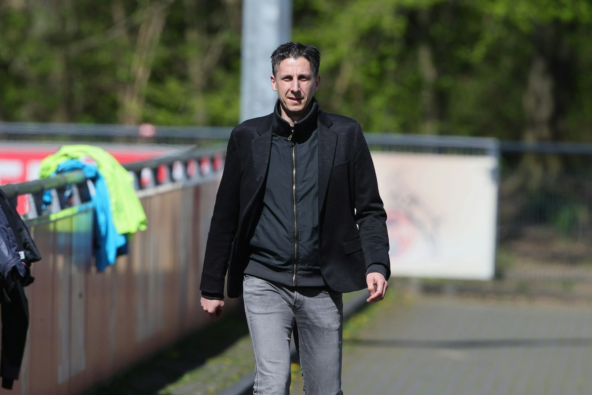 Christian Keller geht am Geißbockheim zum Training des 1. FC Köln.