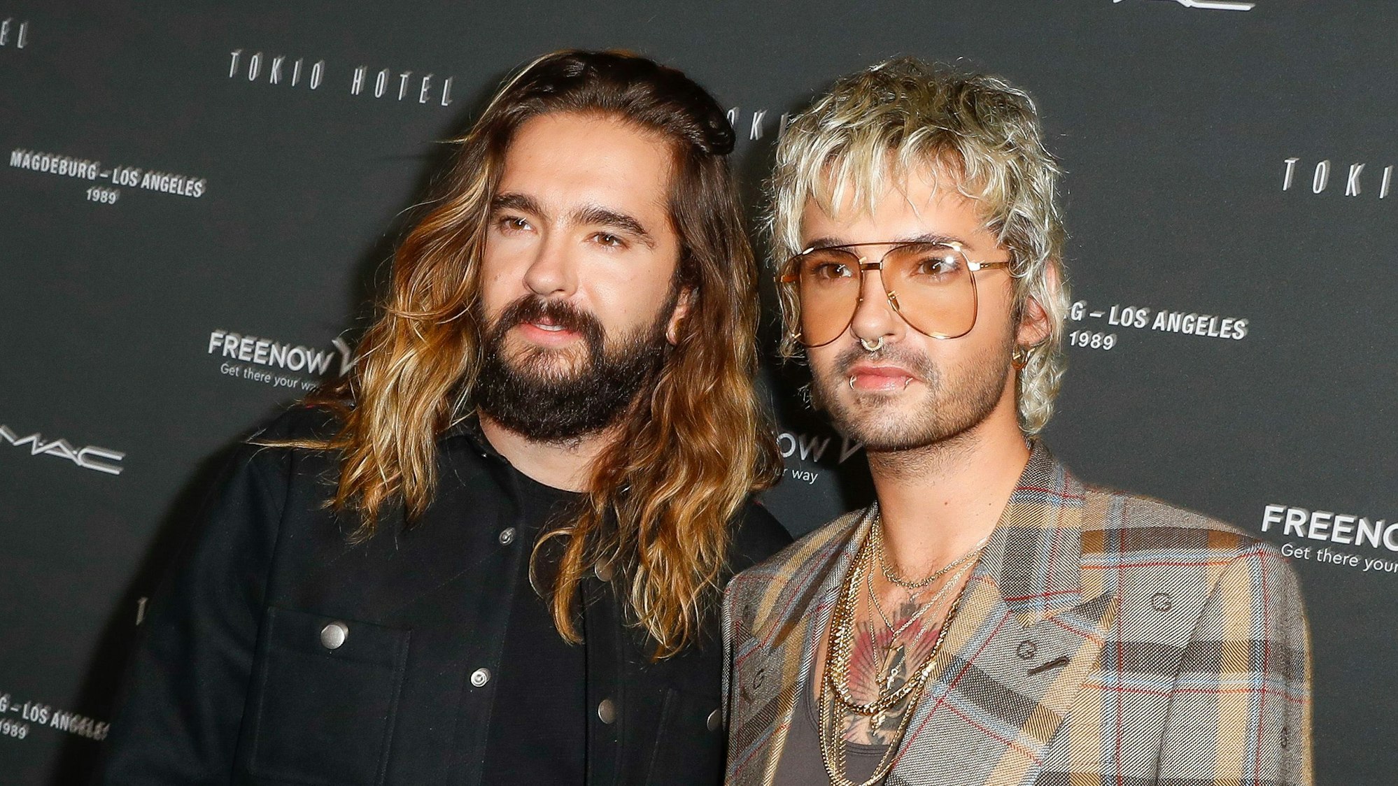 Tom Kaulitz (l) und sein Bruder Bill Kaulitz kommen zu einem Event von Tokio Hotel. (zu dpa "Tokio Hotel verschiebt Tour auf 2023") +++ dpa-Bildfunk +++