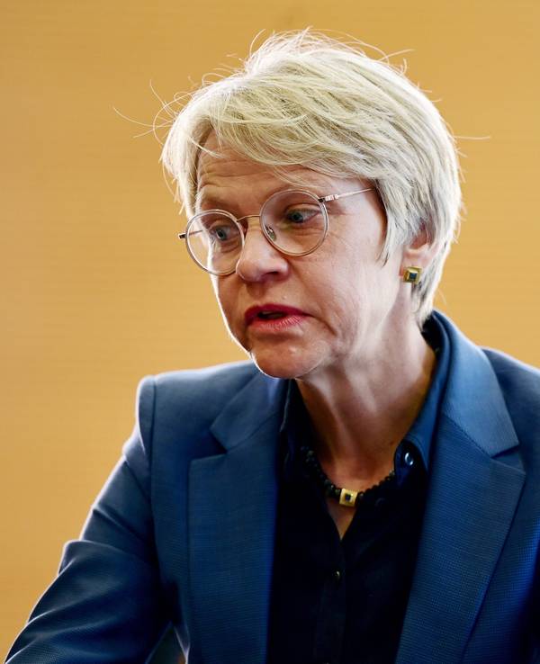 Nordrhein-Westfalens Schul- und Bildungsministerin Dorothee Feller erklärt am 19. April 2023 bei einem Pressegespräch im Schulministerium, wie es zu der Technik-Panne bezüglich der Abitur-Klausuren kommen konnte.