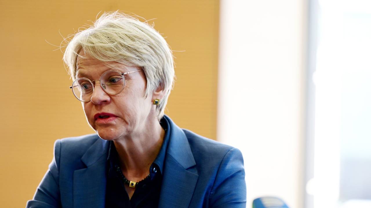 Nordrhein-Westfalens Schul- und Bildungsministerin Dorothee Feller erklärt am 19. April 2023 bei einem Pressegespräch im Schulministerium, wie es zu der Technik-Panne bezüglich der Abitur-Klausuren kommen konnte.