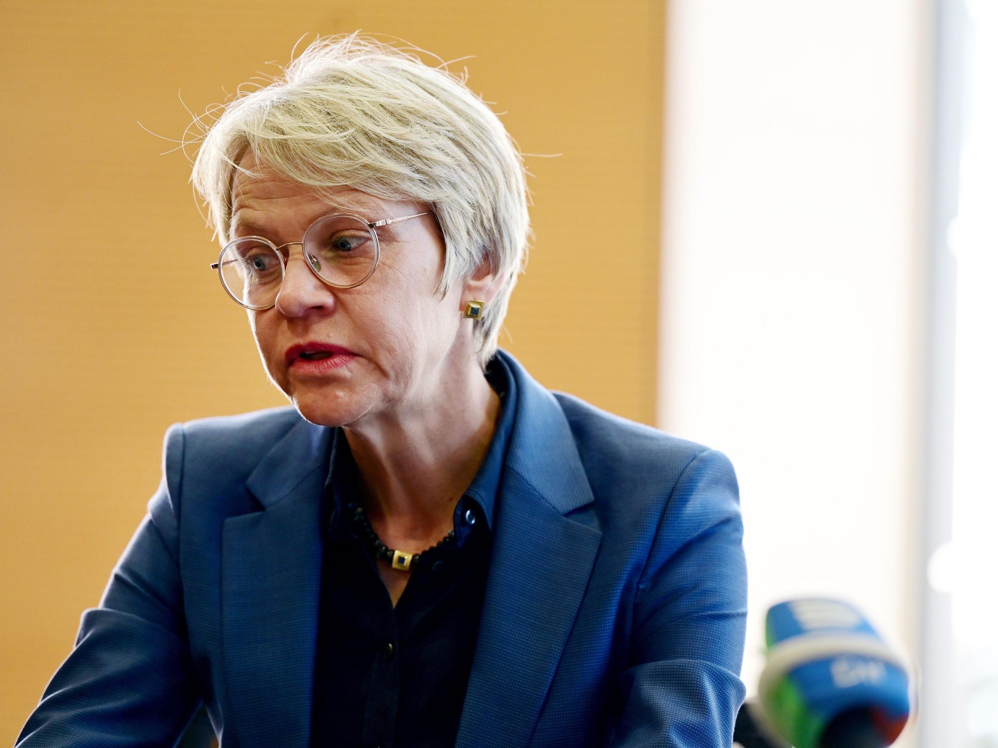 Nordrhein-Westfalens Schul- und Bildungsministerin Dorothee Feller erklärt am 19. April 2023 bei einem Pressegespräch im Schulministerium, wie es zu der Technik-Panne bezüglich der Abitur-Klausuren kommen konnte.
