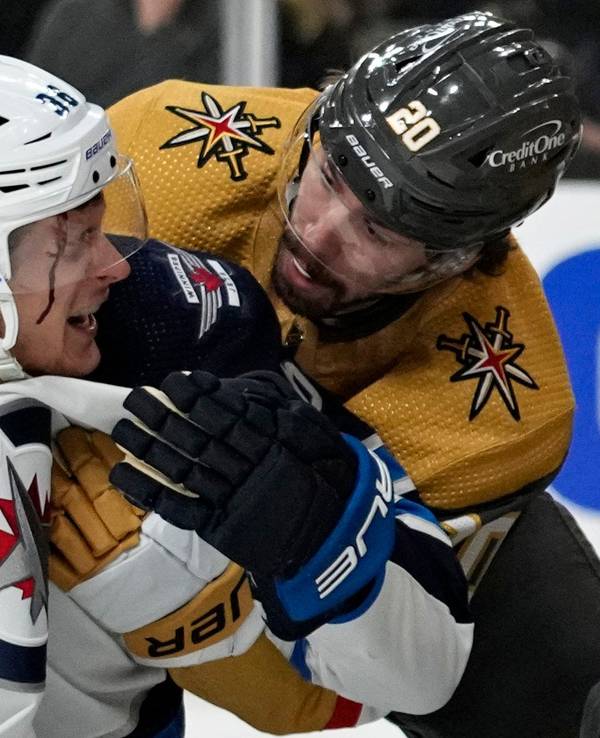 Morgan Barron blutet nach einem Unfall und wird von Chandler Stephenson begutachtet.