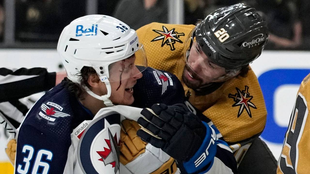 Morgan Barron blutet nach einem Unfall und wird von Chandler Stephenson begutachtet.