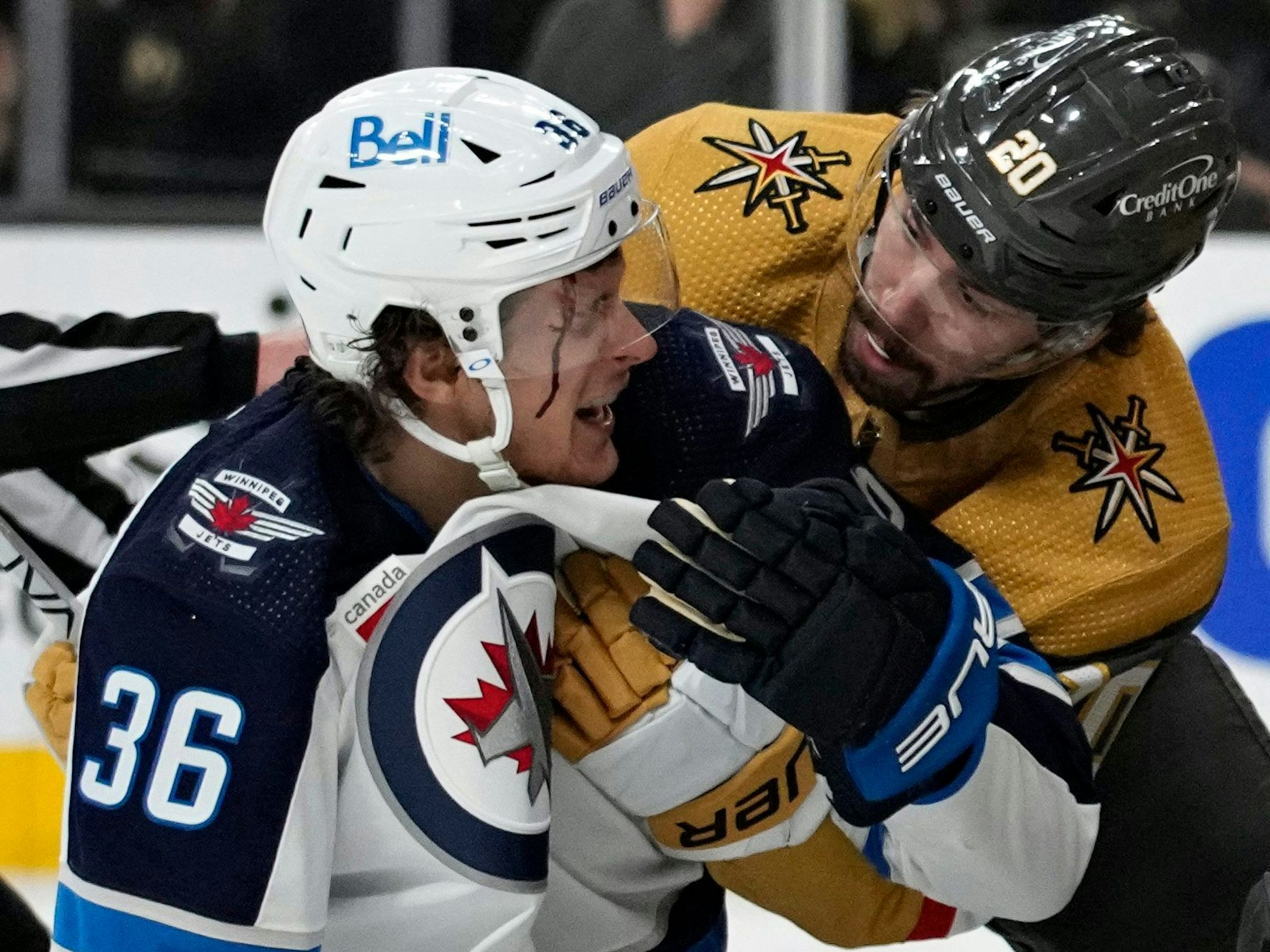 Morgan Barron blutet nach einem Unfall und wird von Chandler Stephenson begutachtet.