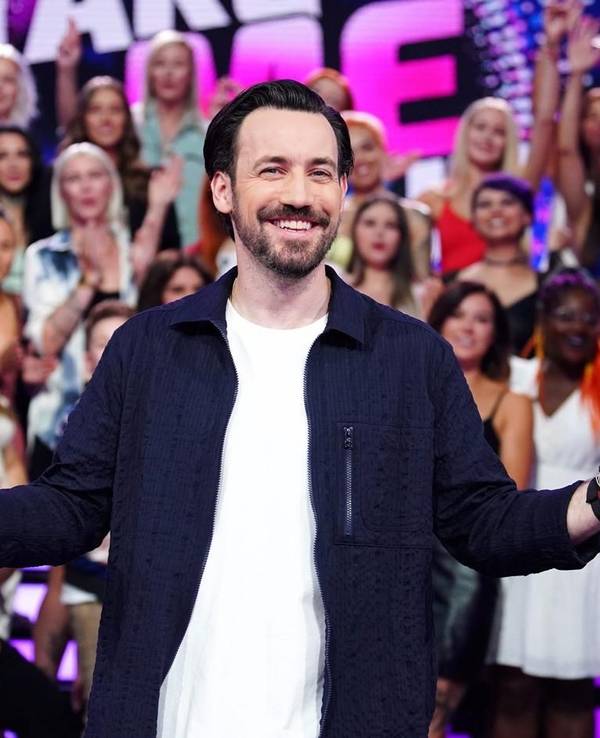 Moderator Jan Köppen verkuppelt bei „Take Me Out – Girls, Girls, Girls“ ausschließlich Frauen.