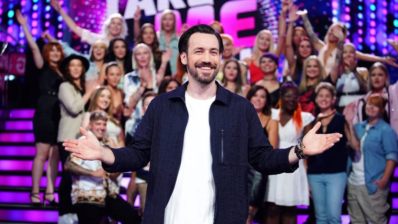 Moderator Jan Köppen verkuppelt bei „Take Me Out – Girls, Girls, Girls“ ausschließlich Frauen.