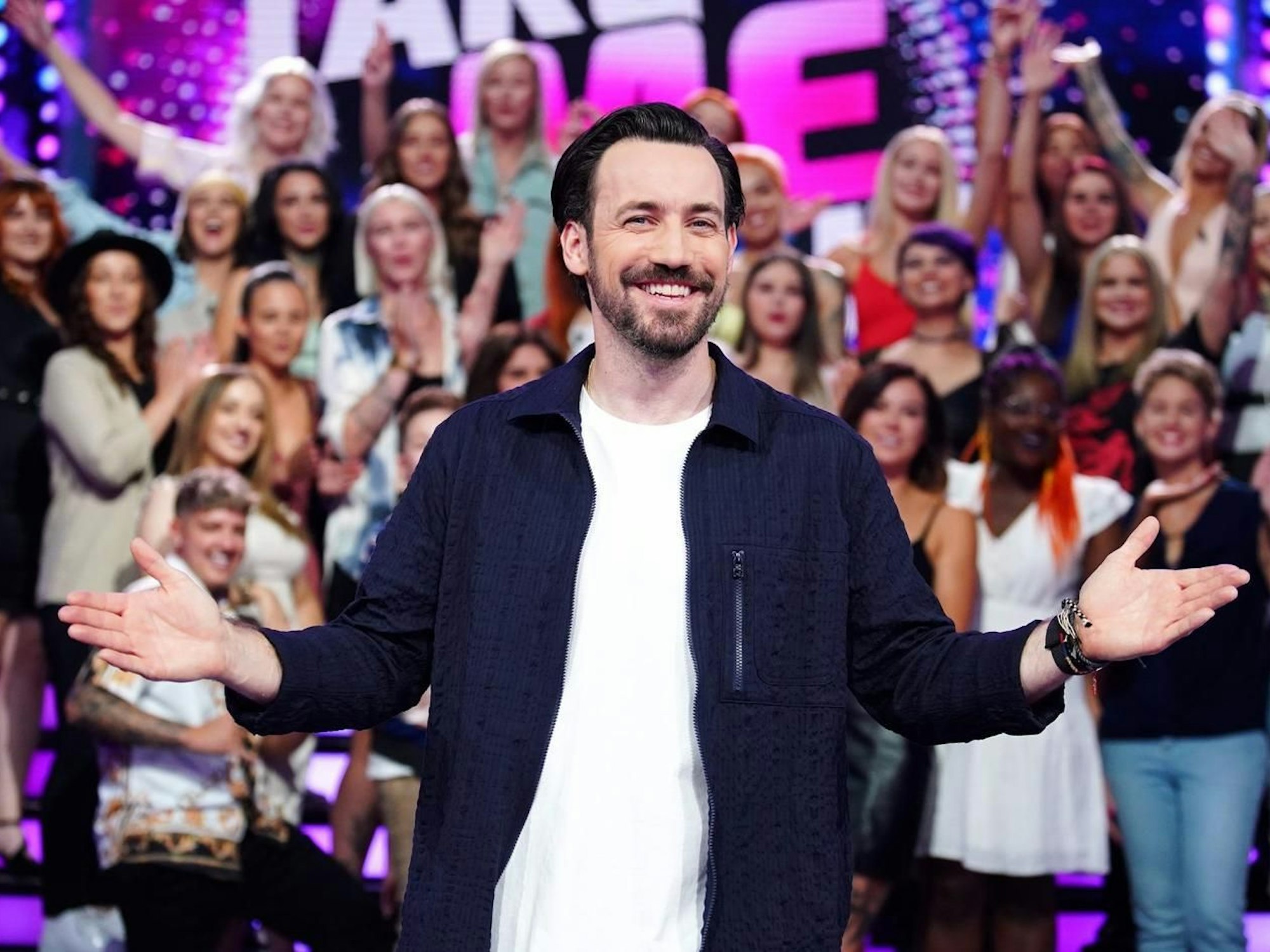 Moderator Jan Köppen verkuppelt bei „Take Me Out – Girls, Girls, Girls“ ausschließlich Frauen.