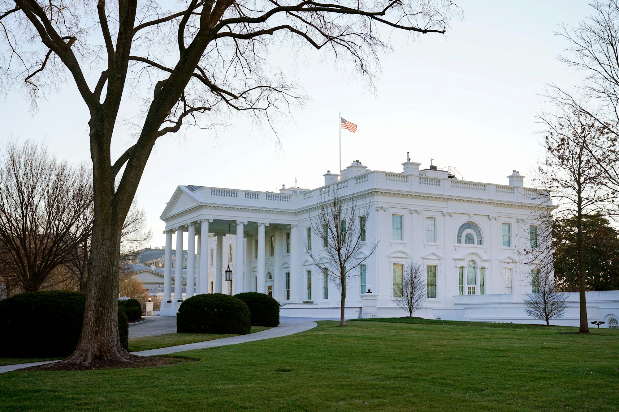 Zu sehen ist das Weiße Haus sowie ein Teil des Gartens des Amtssitzes von US-Präsident Joe Biden.