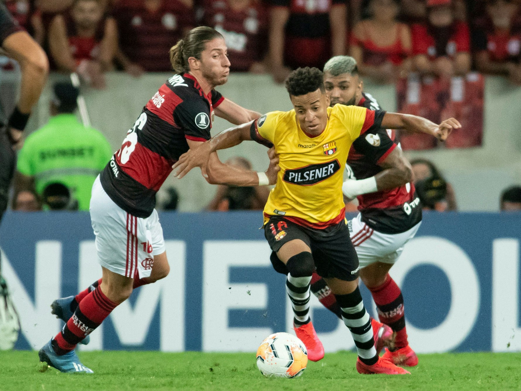 Byron Castillo (M.) in Aktion während eines Spiels zwischen Flamengo und Barcelona de Guayaquil auf der Copa Libertdores im Maracana-Stadion.