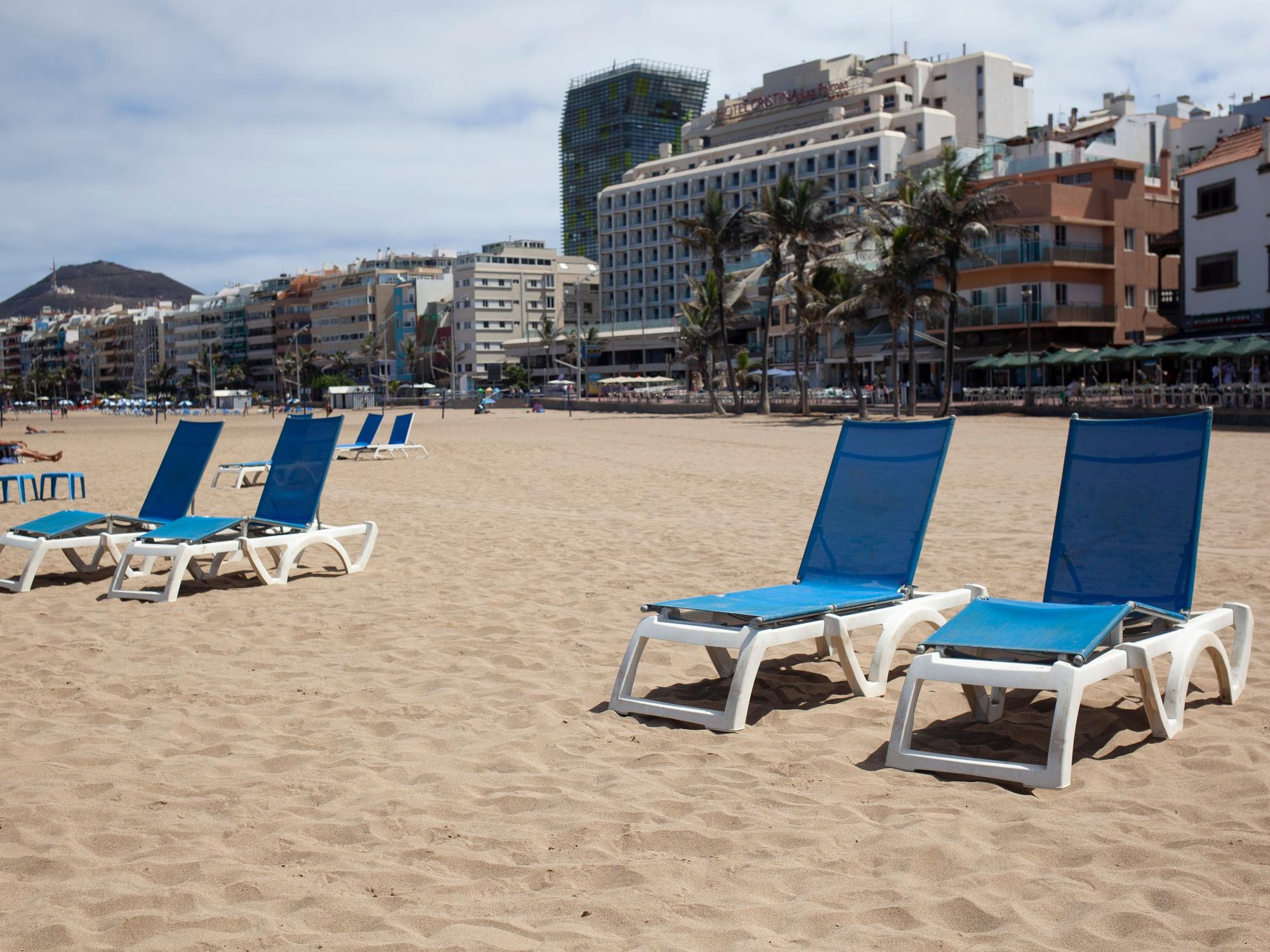 Zu sehen sind vier leere Liegestühle am Strand von Las Canteras. (Symbolbild vom 3. September 2020)