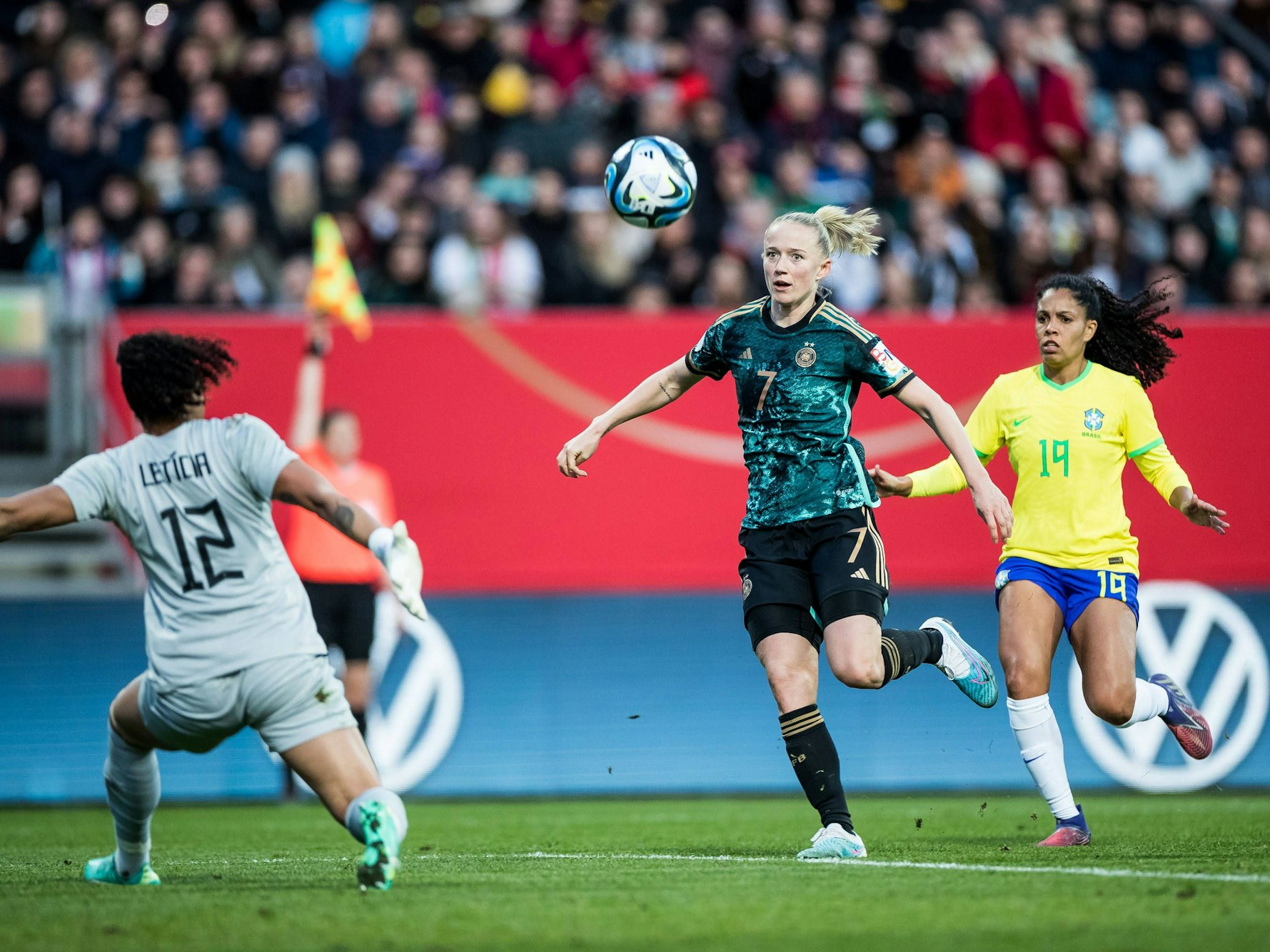 Lea Schüller lupft den Ball auf das Tor der Brasilianerinnen.