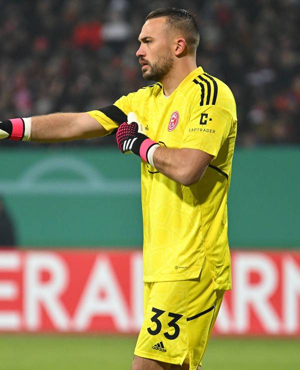 Florian Kastenmeier richtet sich den Ärmel.