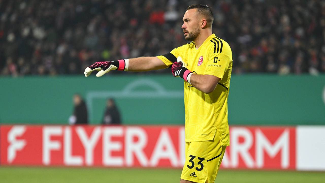 Florian Kastenmeier richtet sich den Ärmel.