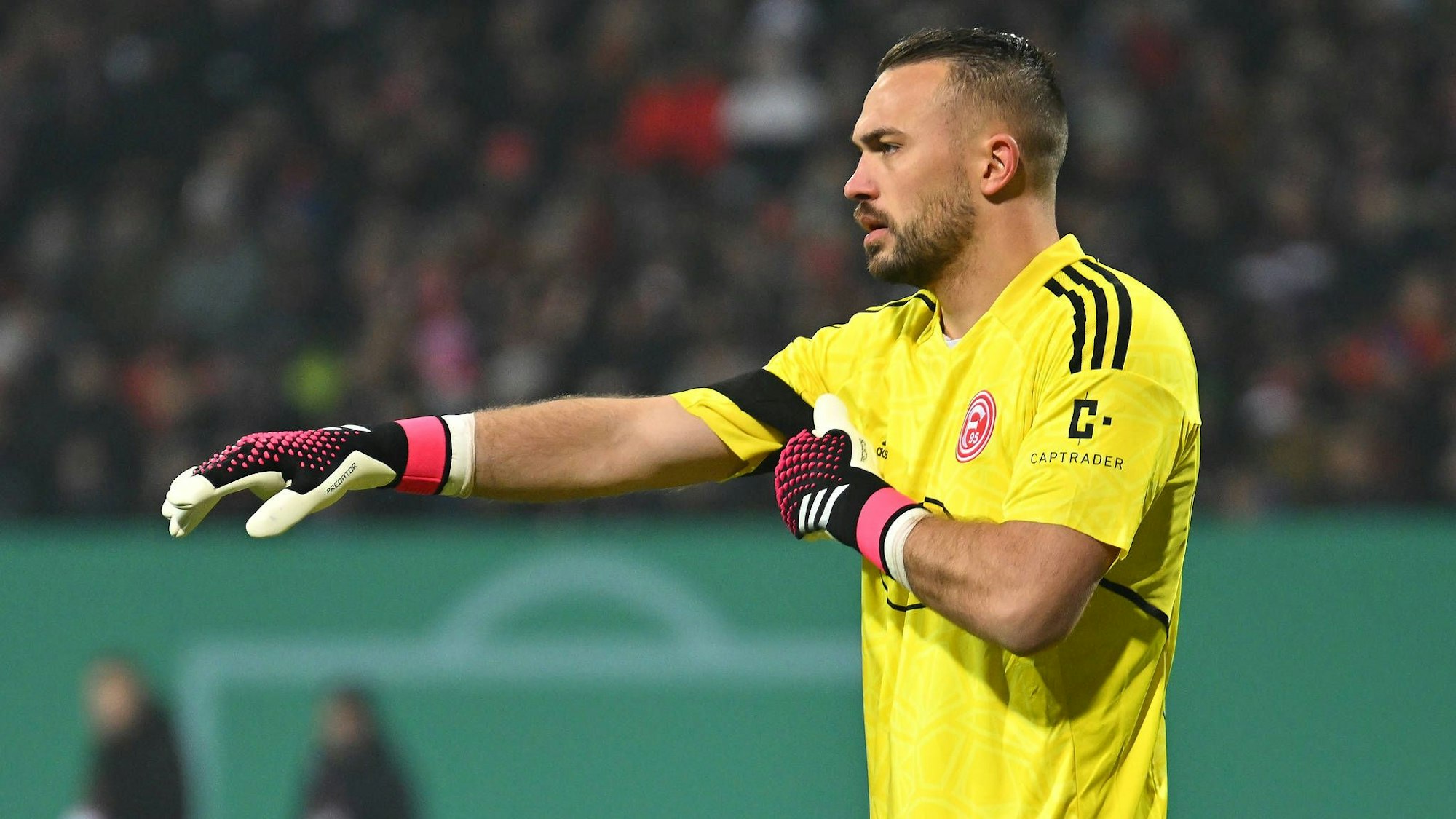 Florian Kastenmeier richtet sich den Ärmel.