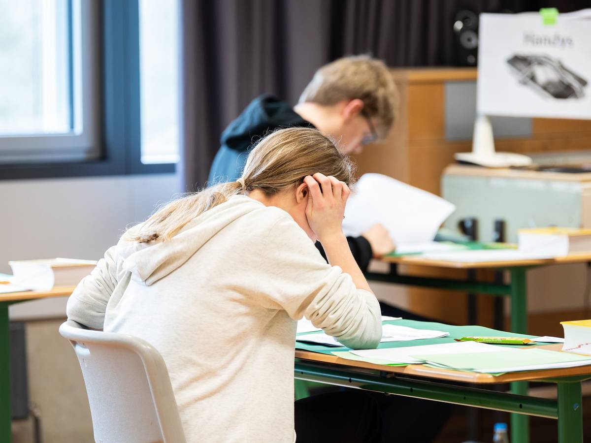 Schülerinnen und Schüler sitzen während der schriftlichen Abiturprüfung in Biologie in einem Klassenzimmer im Leibniz-Gymnasium.