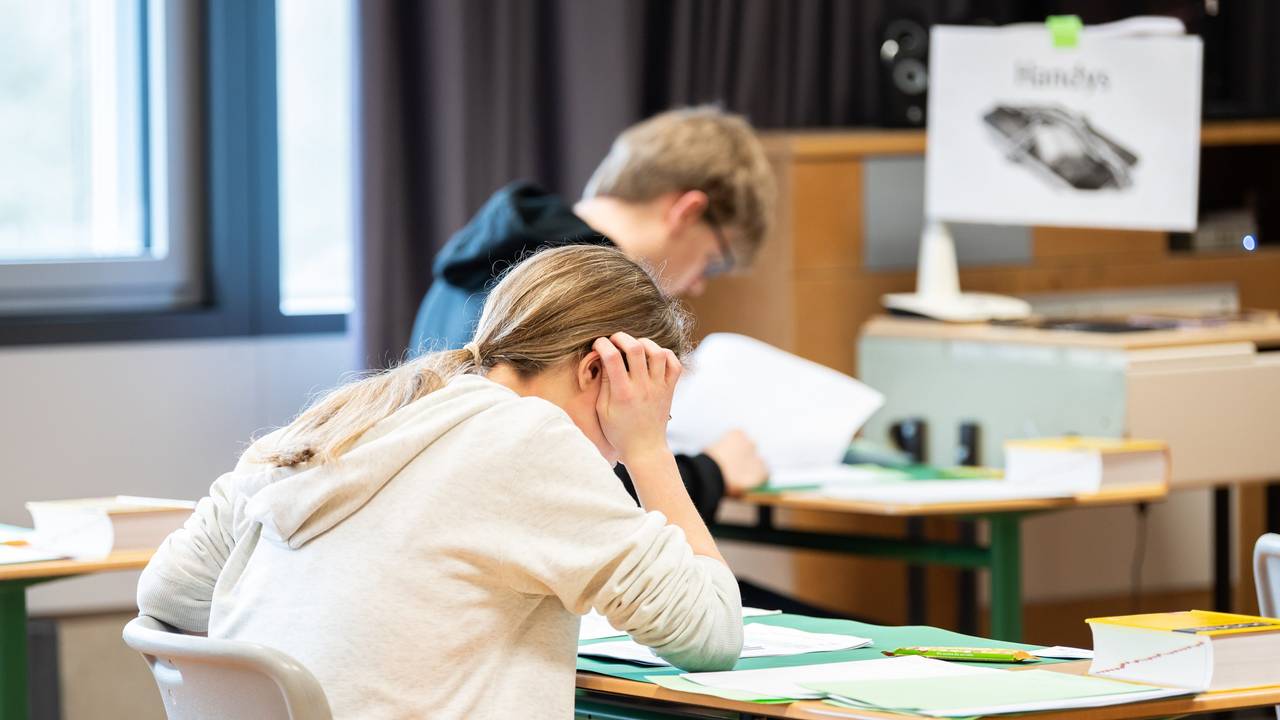 Schülerinnen und Schüler sitzen während der schriftlichen Abiturprüfung in Biologie in einem Klassenzimmer im Leibniz-Gymnasium.