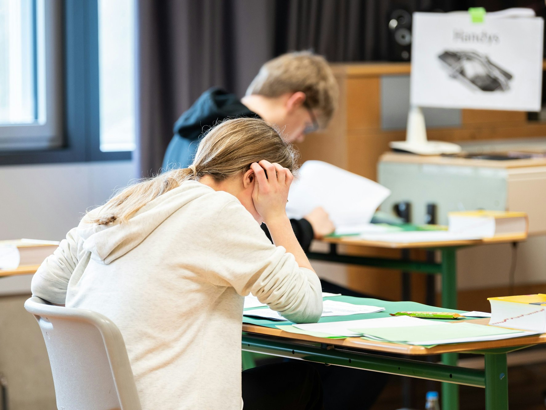 Schülerinnen und Schüler sitzen während der schriftlichen Abiturprüfung in Biologie in einem Klassenzimmer im Leibniz-Gymnasium.