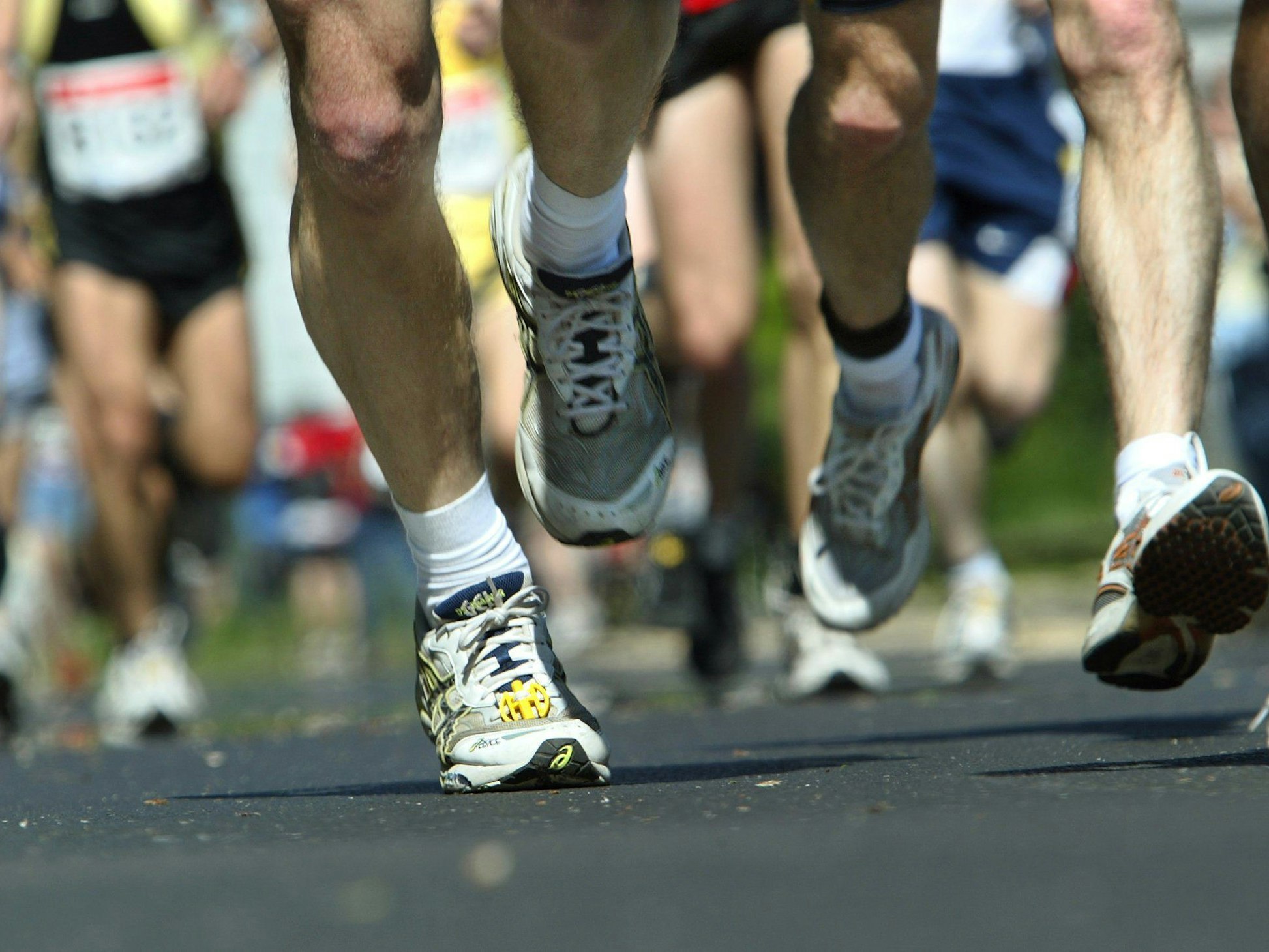Läufer-Beine sind während eines Marathonlaufs zu sehen.