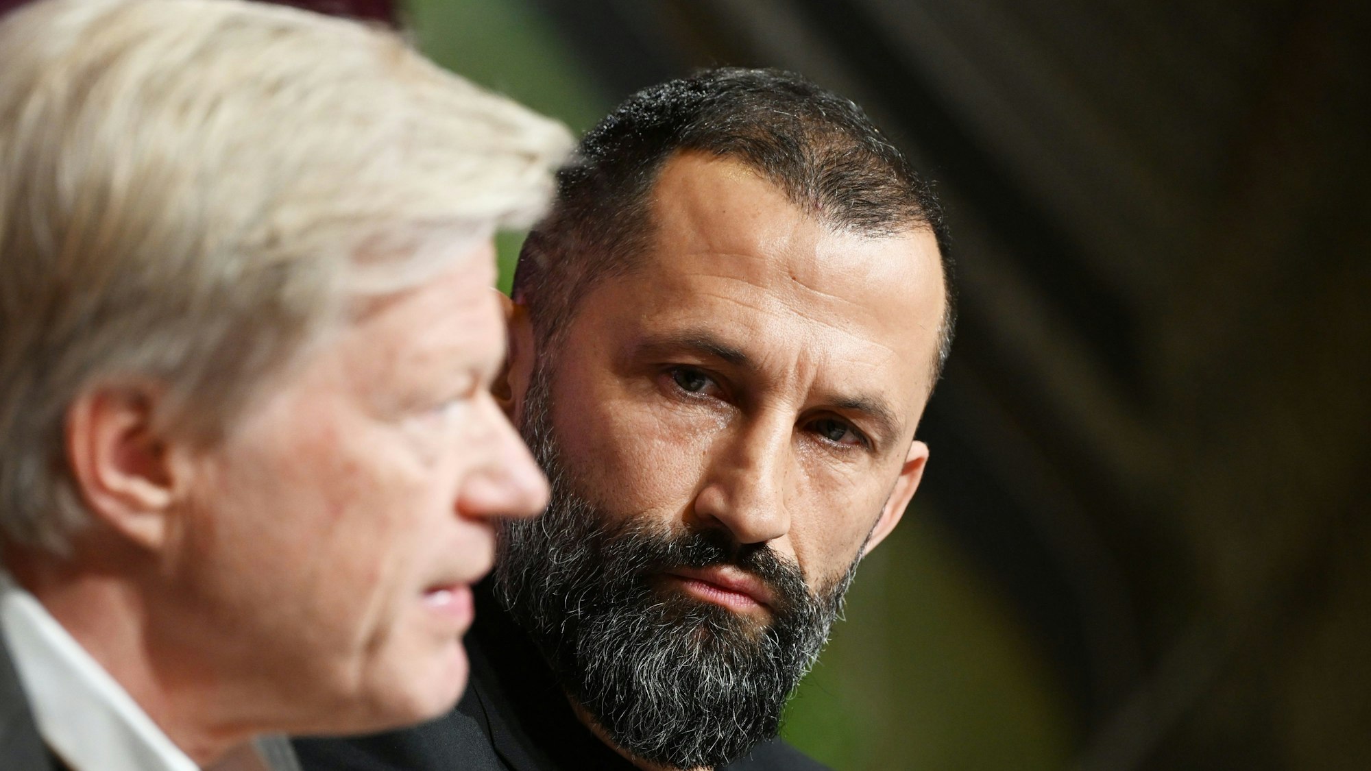 Oliver Kahn und Hasan Salihamidzic bei einer Pressekonferenz nach dem Trainerwechsel von Julian Nagelsmann zu Thomas Tuchel beim FC Bayern München.
