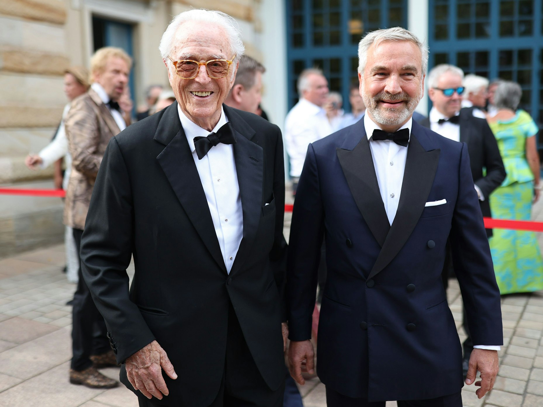 Herzog Franz von Bayern und Thomas Greinwald lächeln für die Kameras.