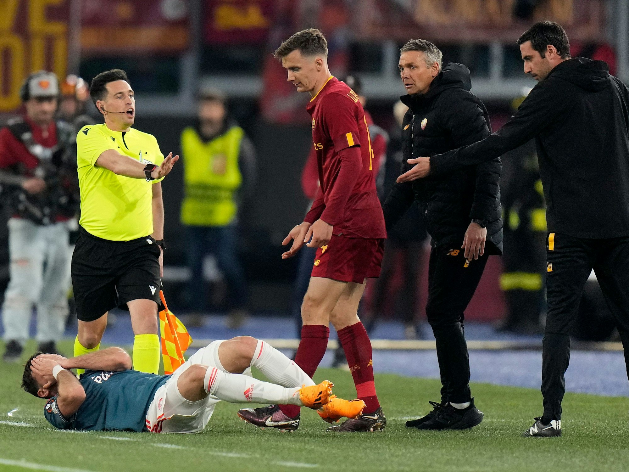 AS Roms Co-Trainer Salvatore Foti zeigt auf Feyenoords Santiago Gimenez