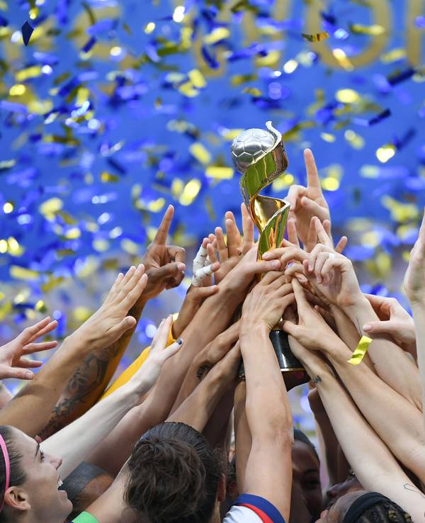 Die US-Spielerinnen feiern ihren Sieg und halten gemeinsam den WM-Pokal nach oben.