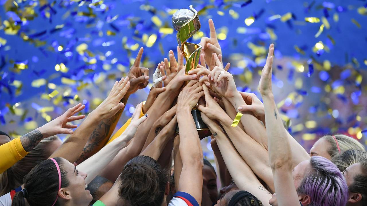 Die US-Spielerinnen feiern ihren Sieg und halten gemeinsam den WM-Pokal nach oben.