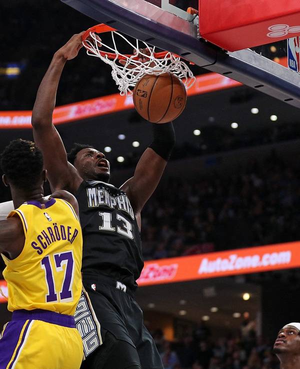 Memphis Jaren Jackson Jr. (r.) setzt sich gegen Dennis Schröder durch und steigt hoch zum Korb.