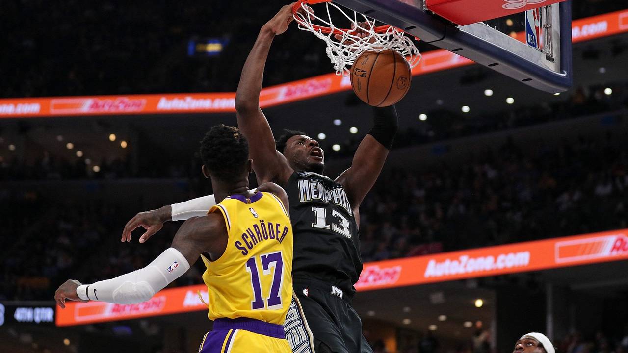 Memphis Jaren Jackson Jr. (r.) setzt sich gegen Dennis Schröder durch und steigt hoch zum Korb.