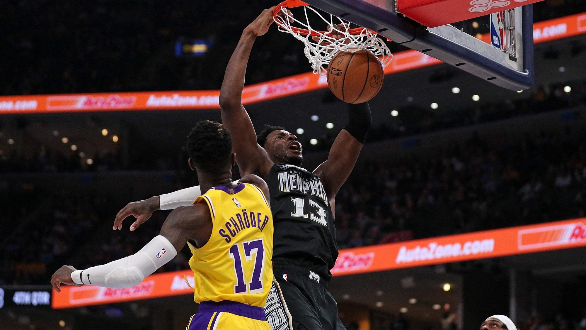 Memphis Jaren Jackson Jr. (r.) setzt sich gegen Dennis Schröder durch und steigt hoch zum Korb.